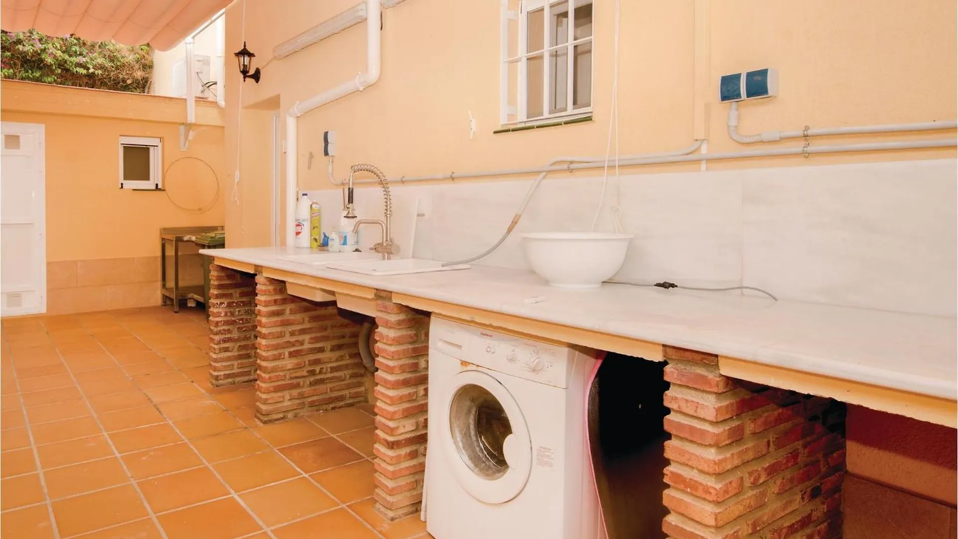 Gorgeous Home In Benalmadena With Wifi 0*,